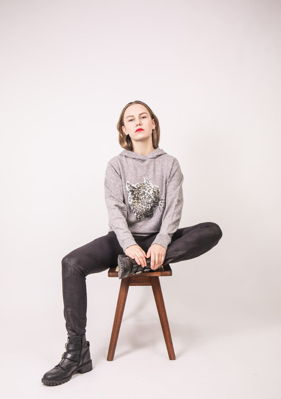 pulli damen sweatshirt pullover kaschmirpullover wollpullover strickpullover damen qualität tierpullover hochwertig kaschmir wolle cashmere sweater langarmpullover lässig Insta-Pullover oberteil strickware nachhaltig fair sustainable capsule lounge loungewear cozy kuschelig gemütlich homewear relax hausanzug home office homeoffice luxuriös lässig stylisch stylish außergewöhnlich design hoody hoodie kapuze kapuzenpullover kapuzenpulli leopard grau hellgrau grey quality women 